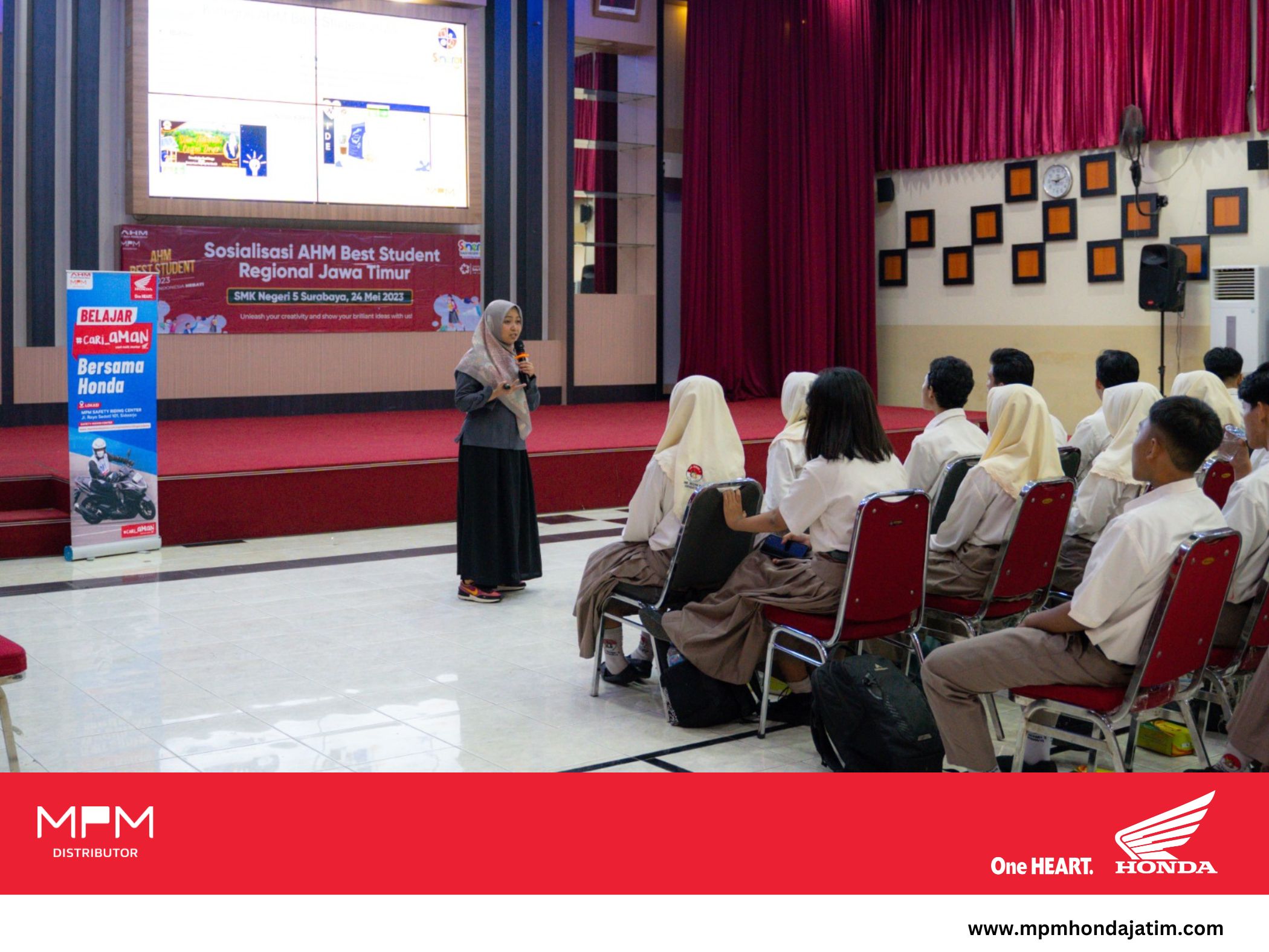 Dicari Pelajar Kreatif,  MPM Honda Jatim Sosialisasikan AHM Best Student di SMKN 5 Surabaya.